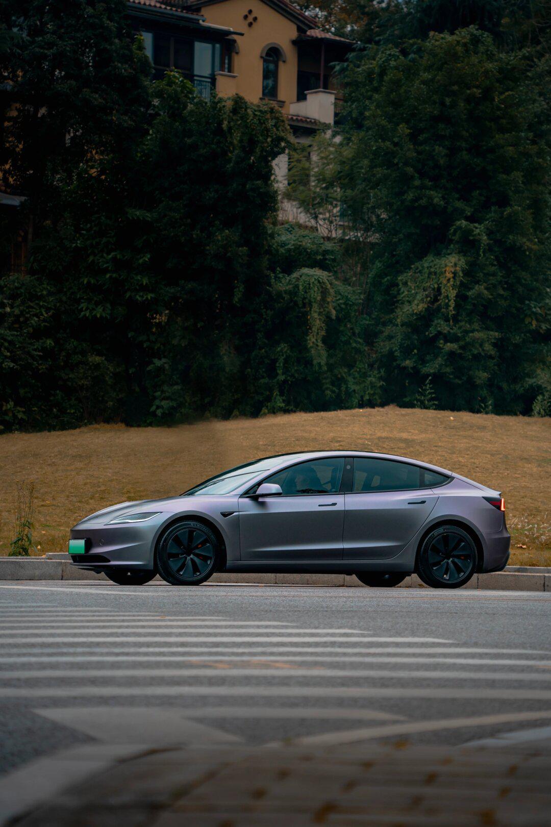 这个色很出彩!特斯拉model3卡普里灰紫改色