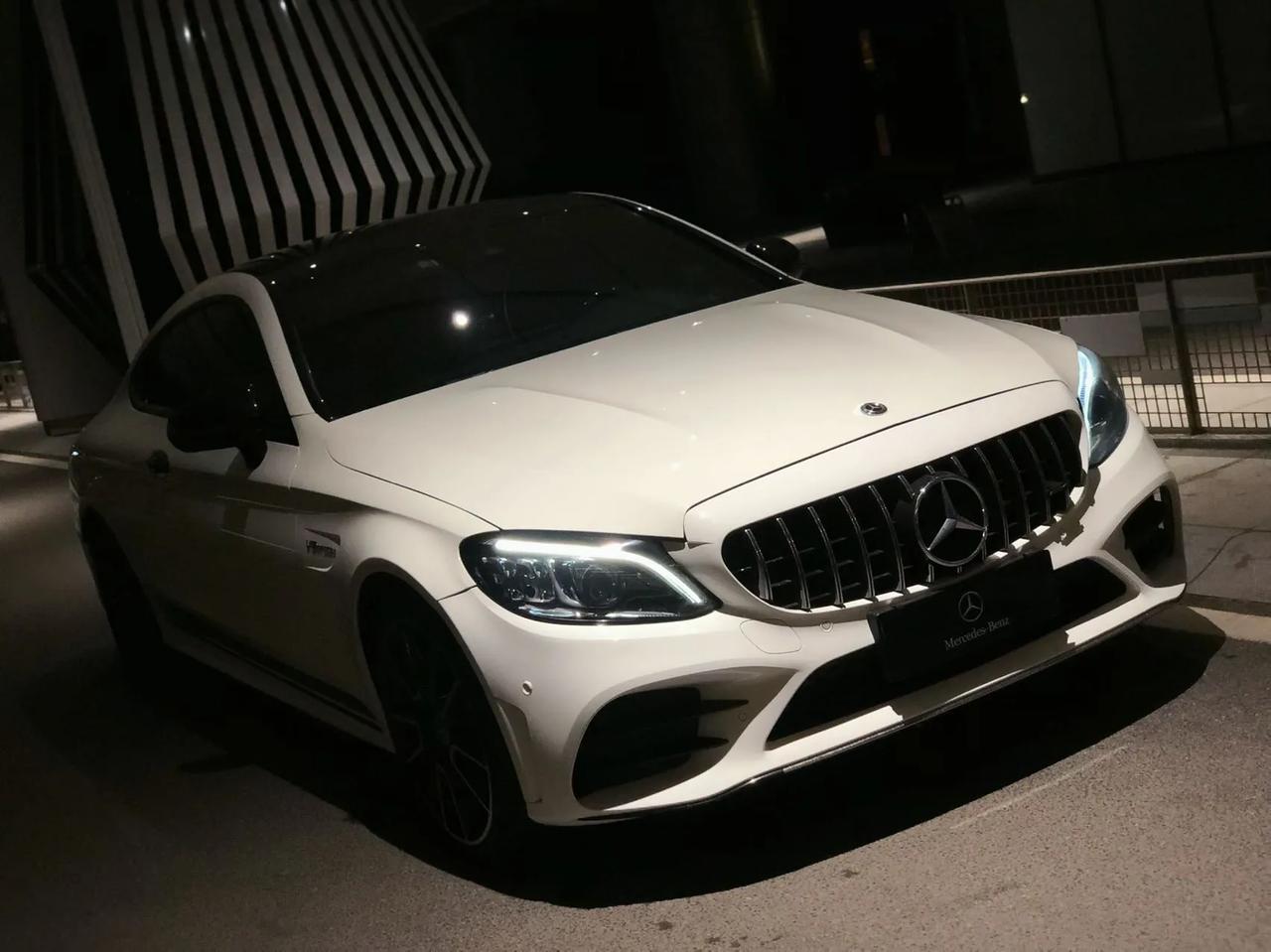 奔驰c coupe双门轿跑车 白外黑顶 amg套件 几何多光束激光大灯 amg中