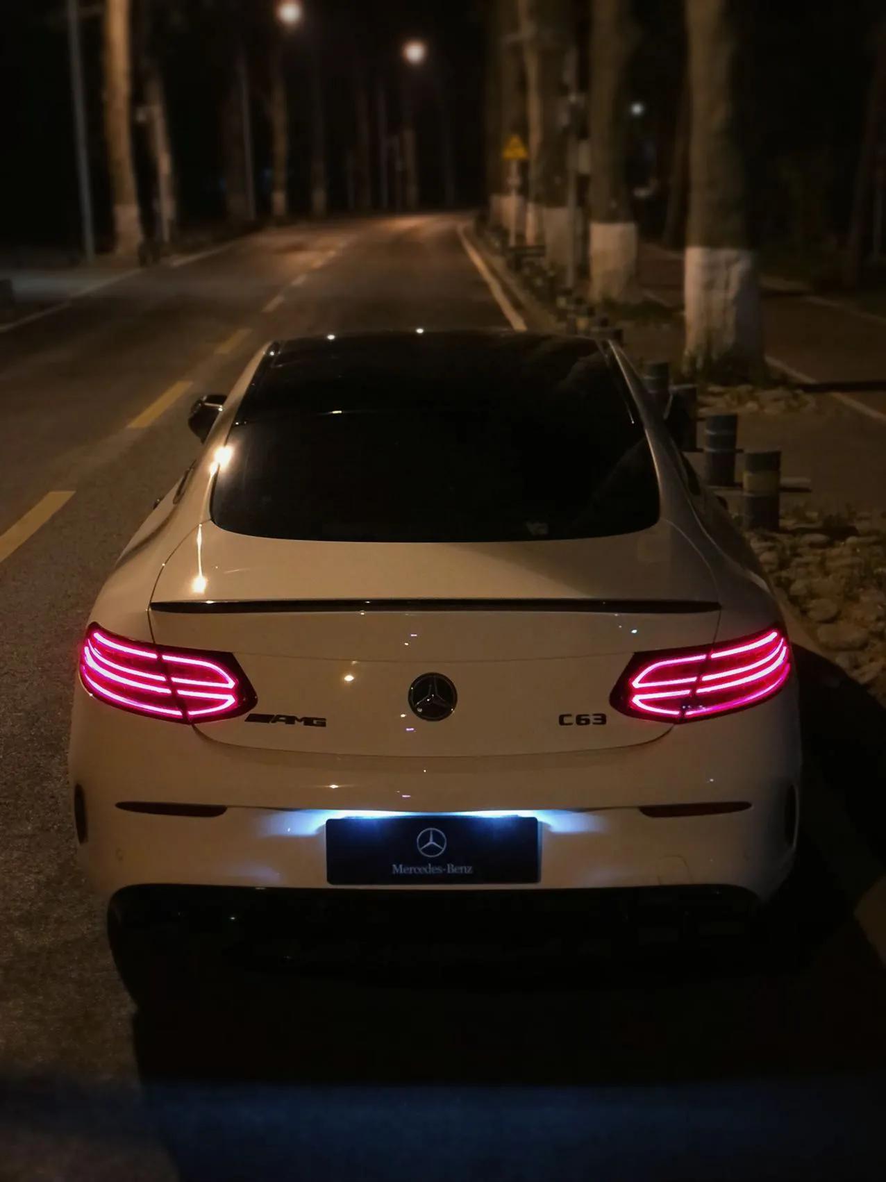 奔驰c coupe双门轿跑车 白外黑顶 amg套件 几何多光束激光大灯 amg中