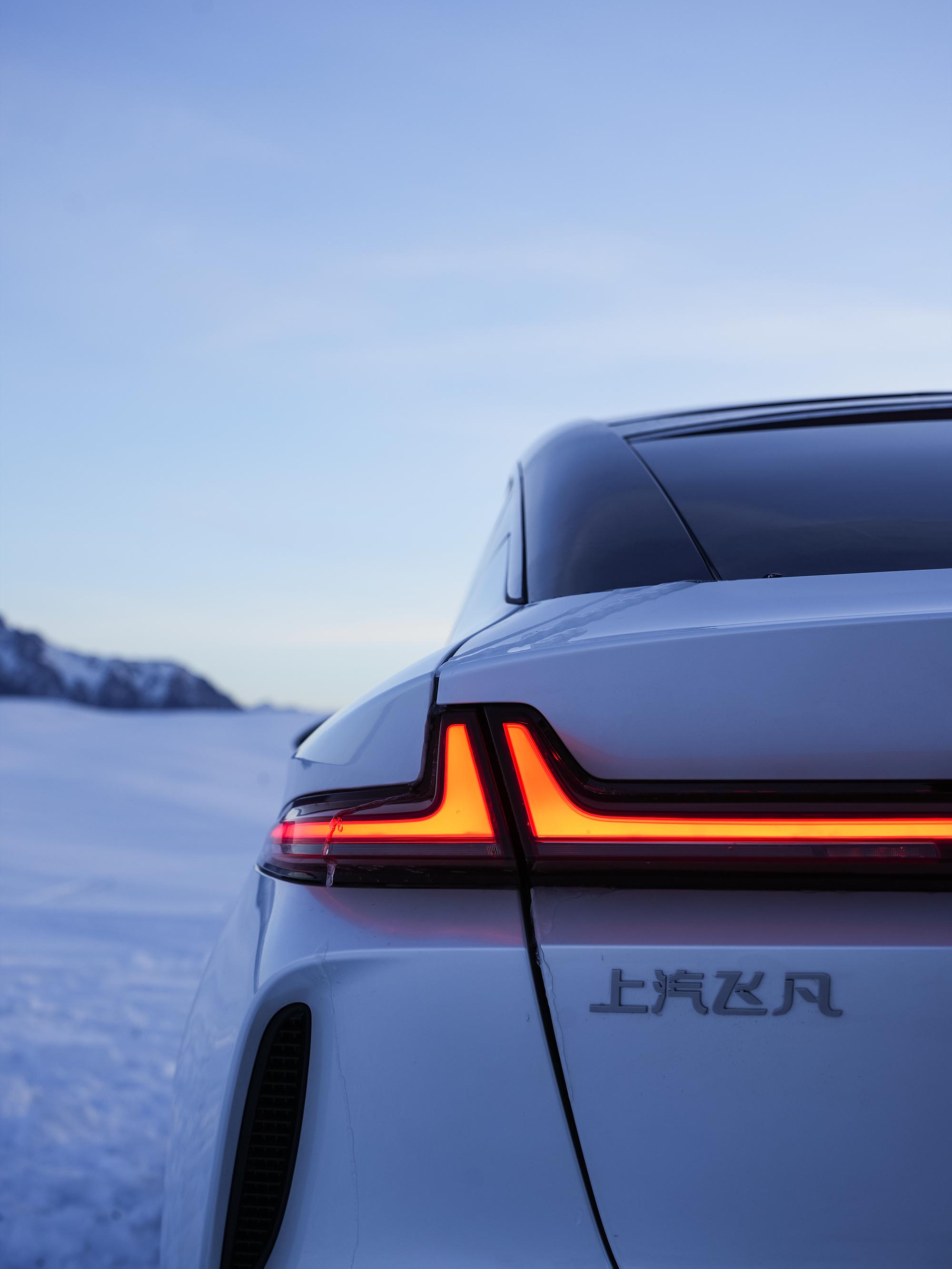 逮住一枚雪中"显眼包" 贯穿式环宇大灯,点亮雪山美景 蹲今晚19:30「交