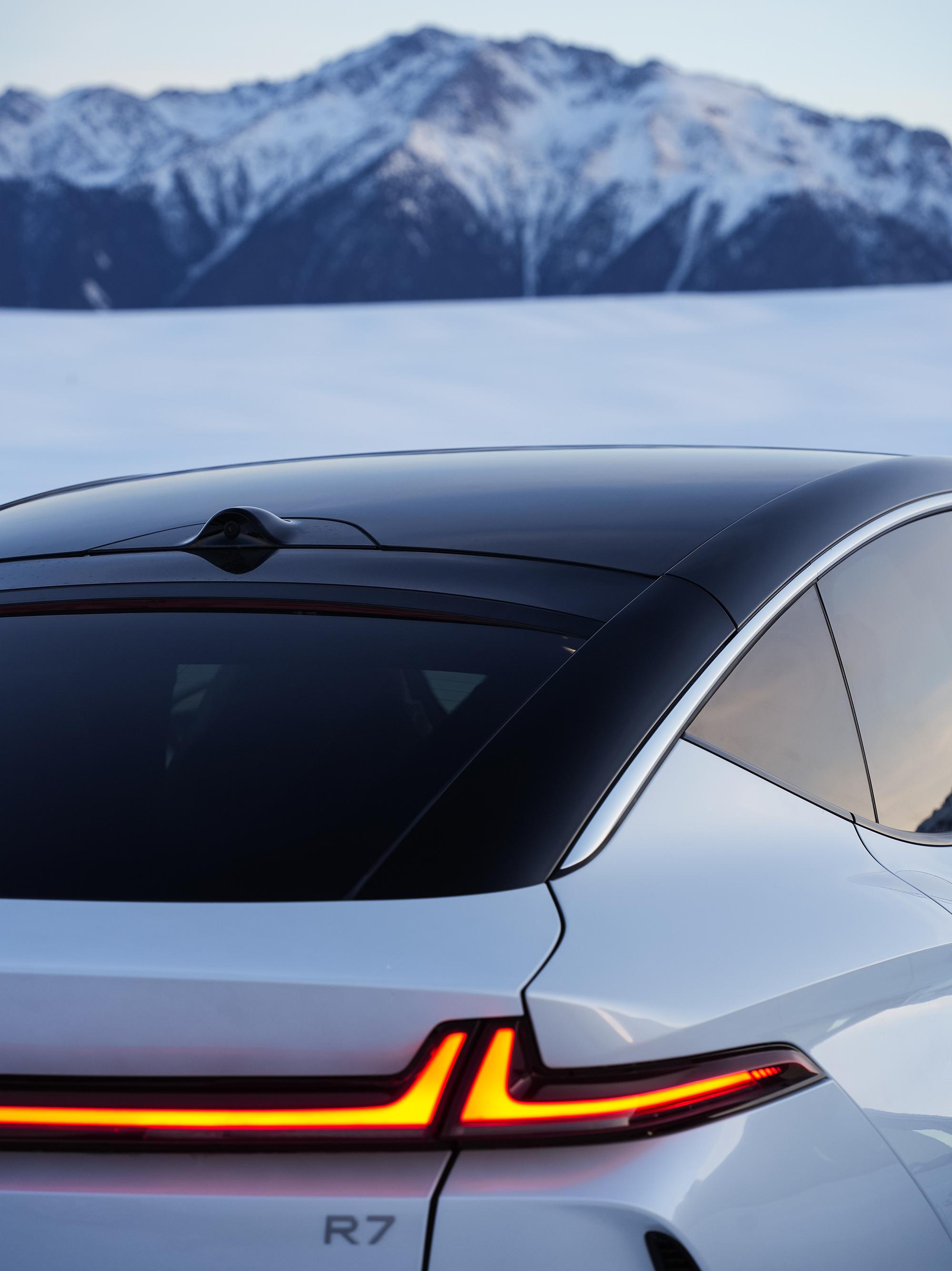 逮住一枚雪中"显眼包" 贯穿式环宇大灯,点亮雪山美景 蹲今晚19:30「交