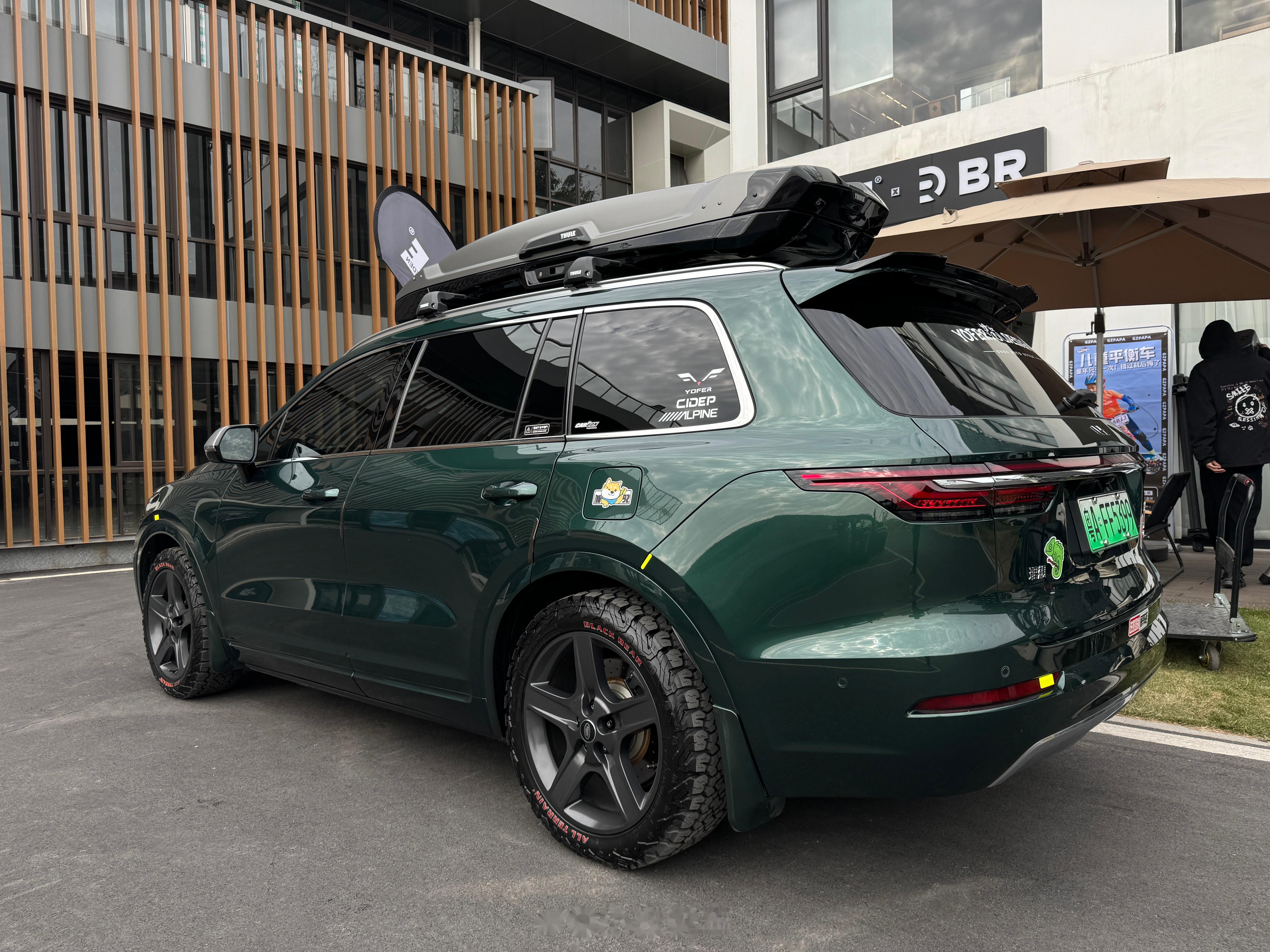 第一次见到这么帅的理想one,装了套拓乐车顶行李箱,一套越野轮毂,越野