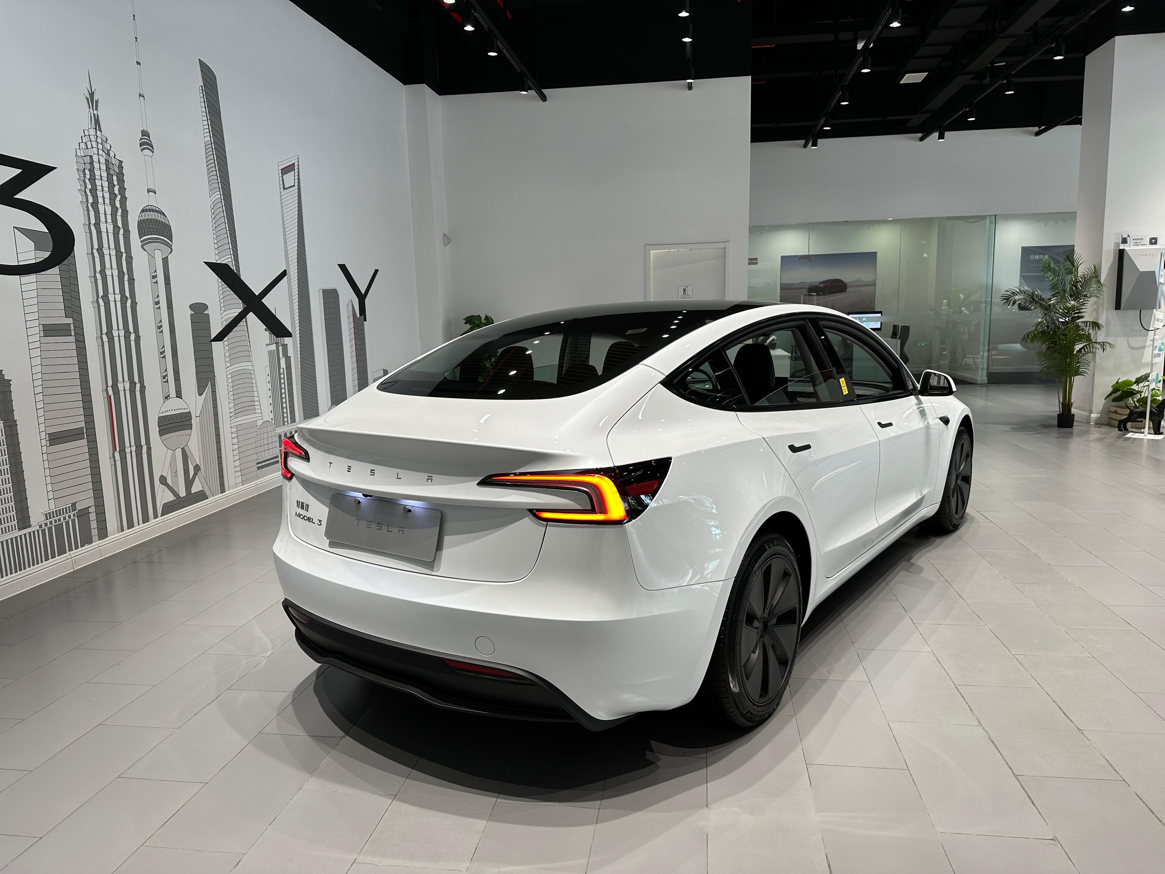 落上海取个model x plaid 店里的白色model 3真好看 改款后的m