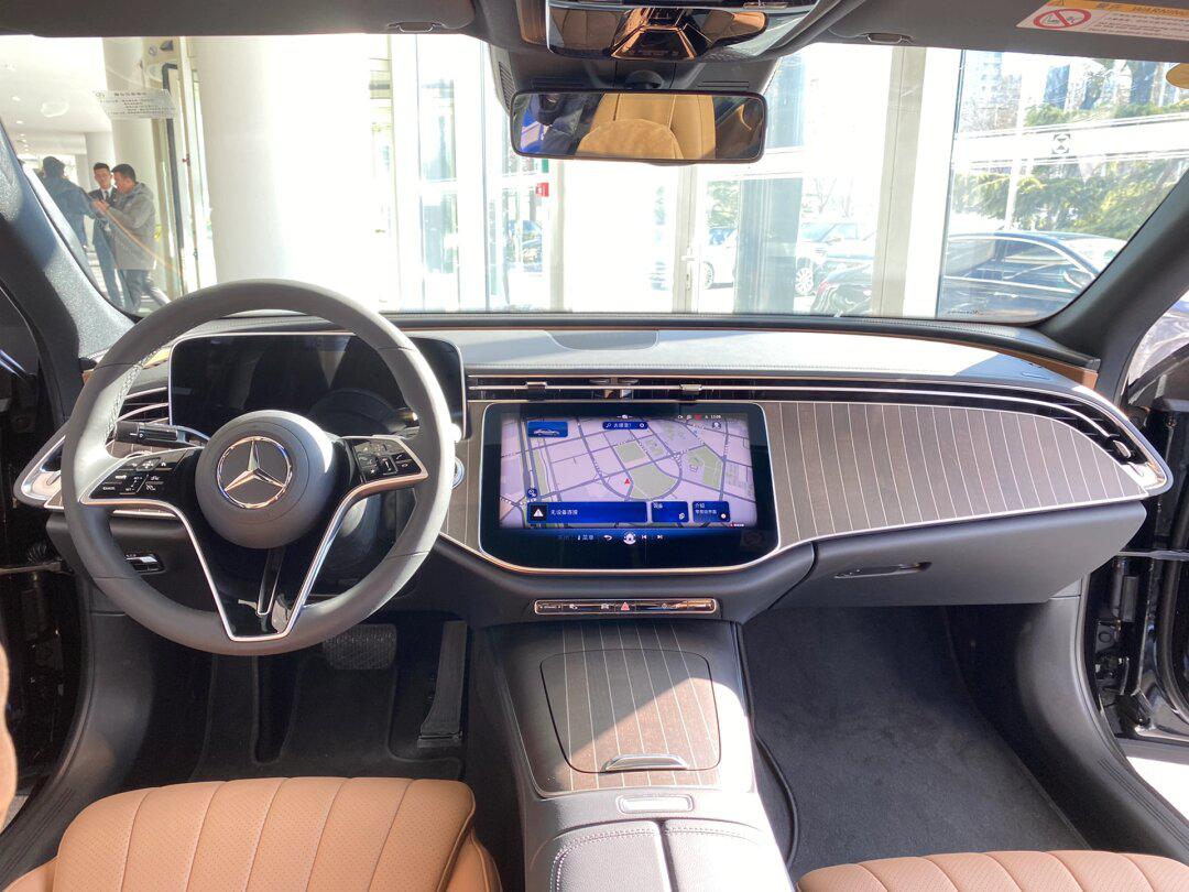 感觉新款奔驰e中控屏幕设计也可以
