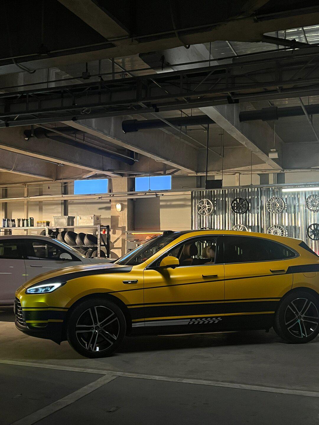 在停车场里改造一间车库工作室