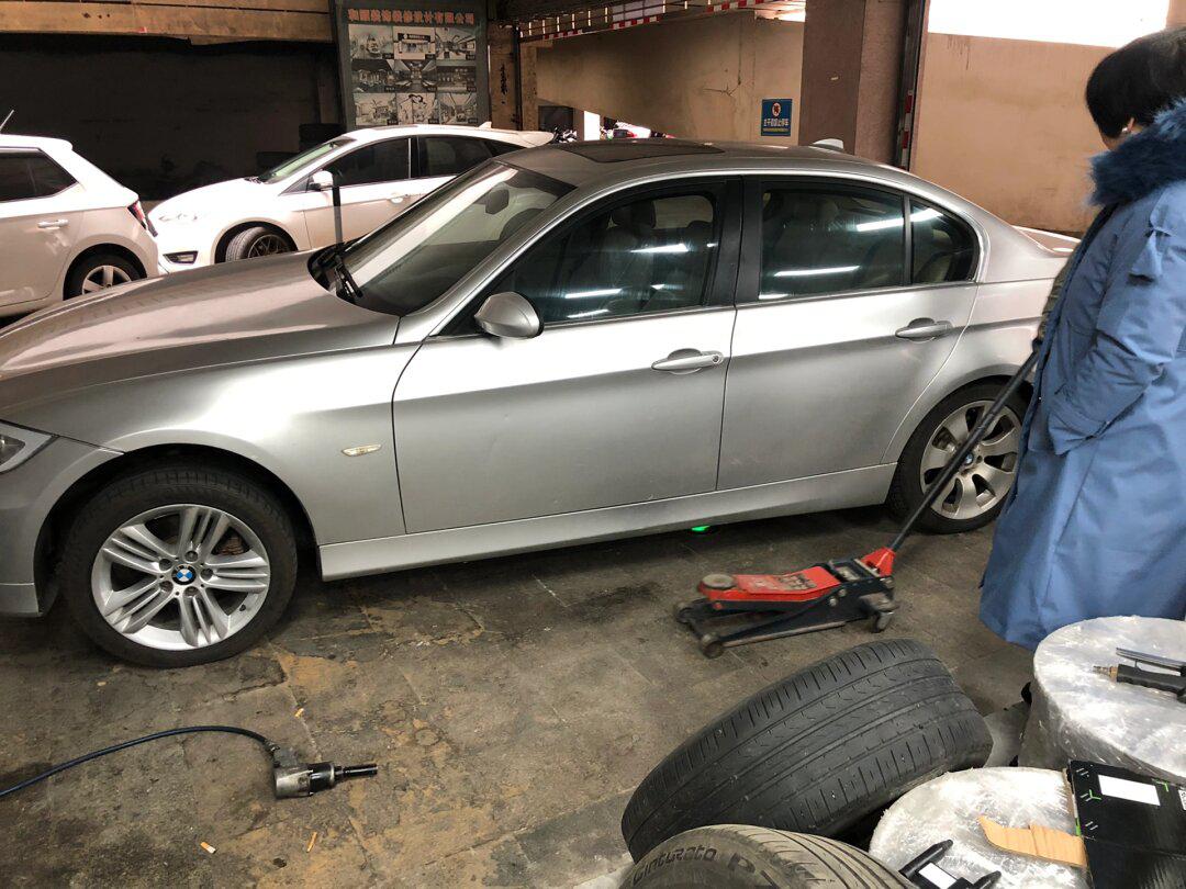 宝马e90 325i原厂大饼置换f30轮毂