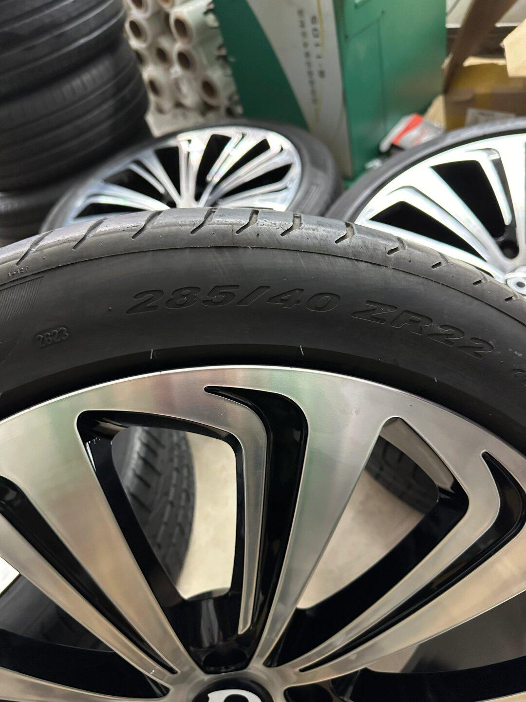 宾利添越原厂原车拆件22寸轮毅轮胎