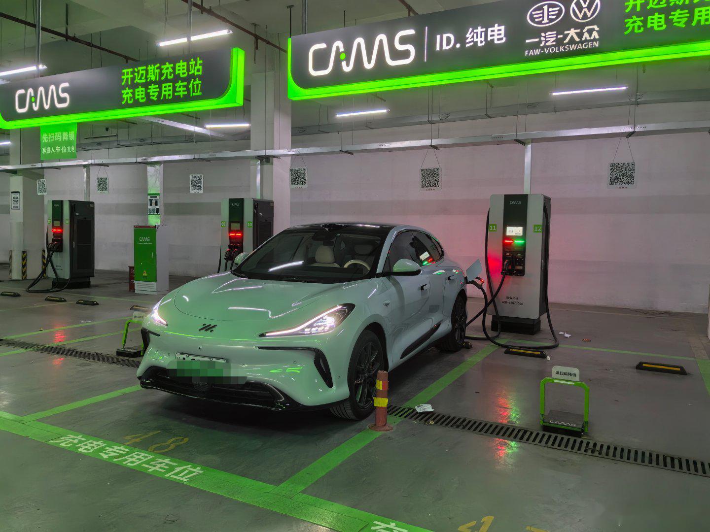 我在开迈斯120kw的充电桩上给我的智己ls6充电,看了一下桩头的信息