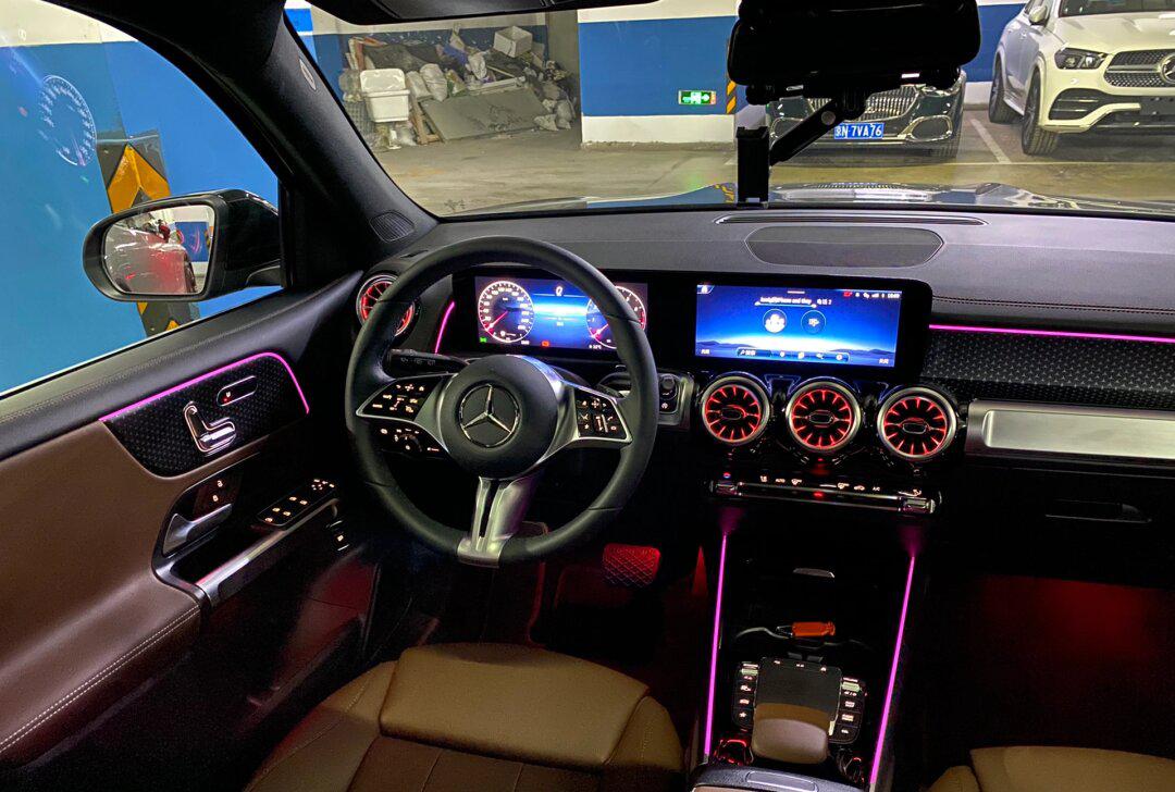 2024款奔驰glb220试驾 动力足氛围灯漂亮