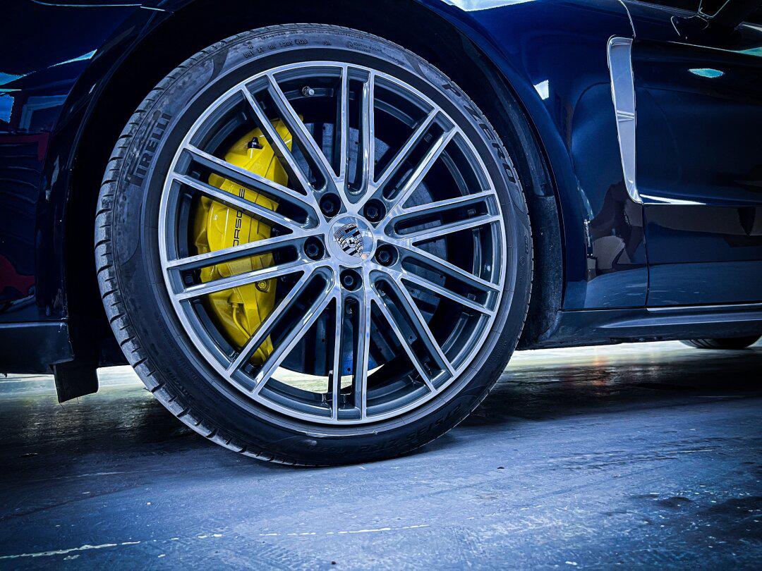 保时捷帕拉梅拉turbo碳陶十活塞刹车