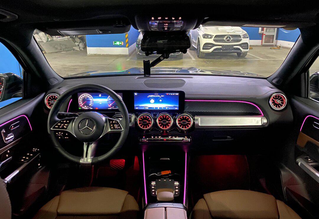 2024款奔驰glb220试驾 动力足氛围灯漂亮