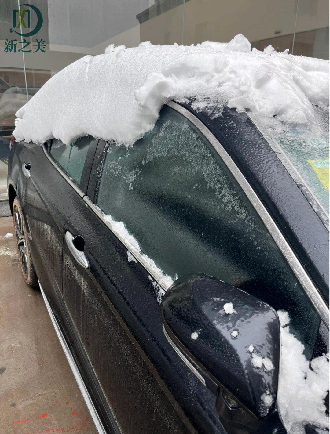 下雪天气快速车窗除冰 爱车如果停在路边