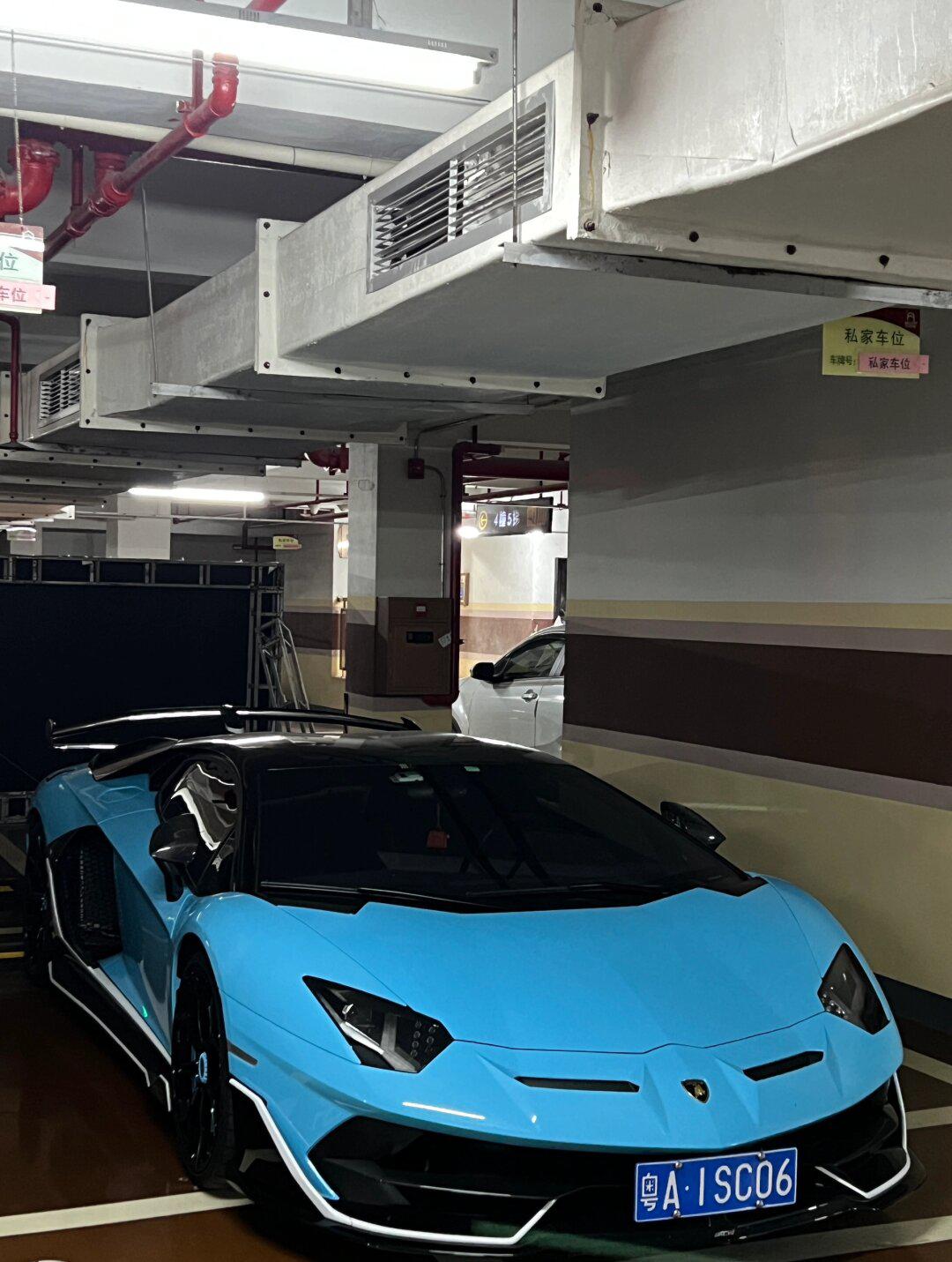 汕头著名动漫集团公子哥的顶级车库,限量900台的千万级兰博基尼svj与