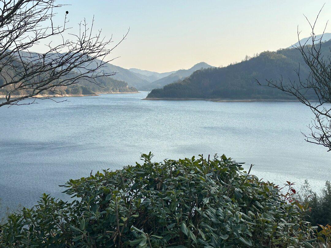 开着小鹏游青阳将军湖风景区