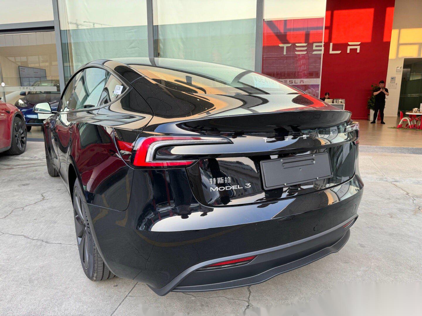 特斯拉model3百公里电耗大概15.5度,跑高速要多消耗至少10%的电量. 冬