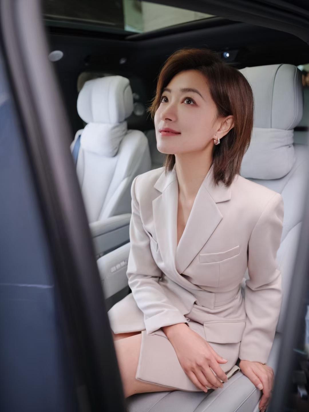 万茜亲眼目睹大号美女华为问界m9小心心已为您点亮