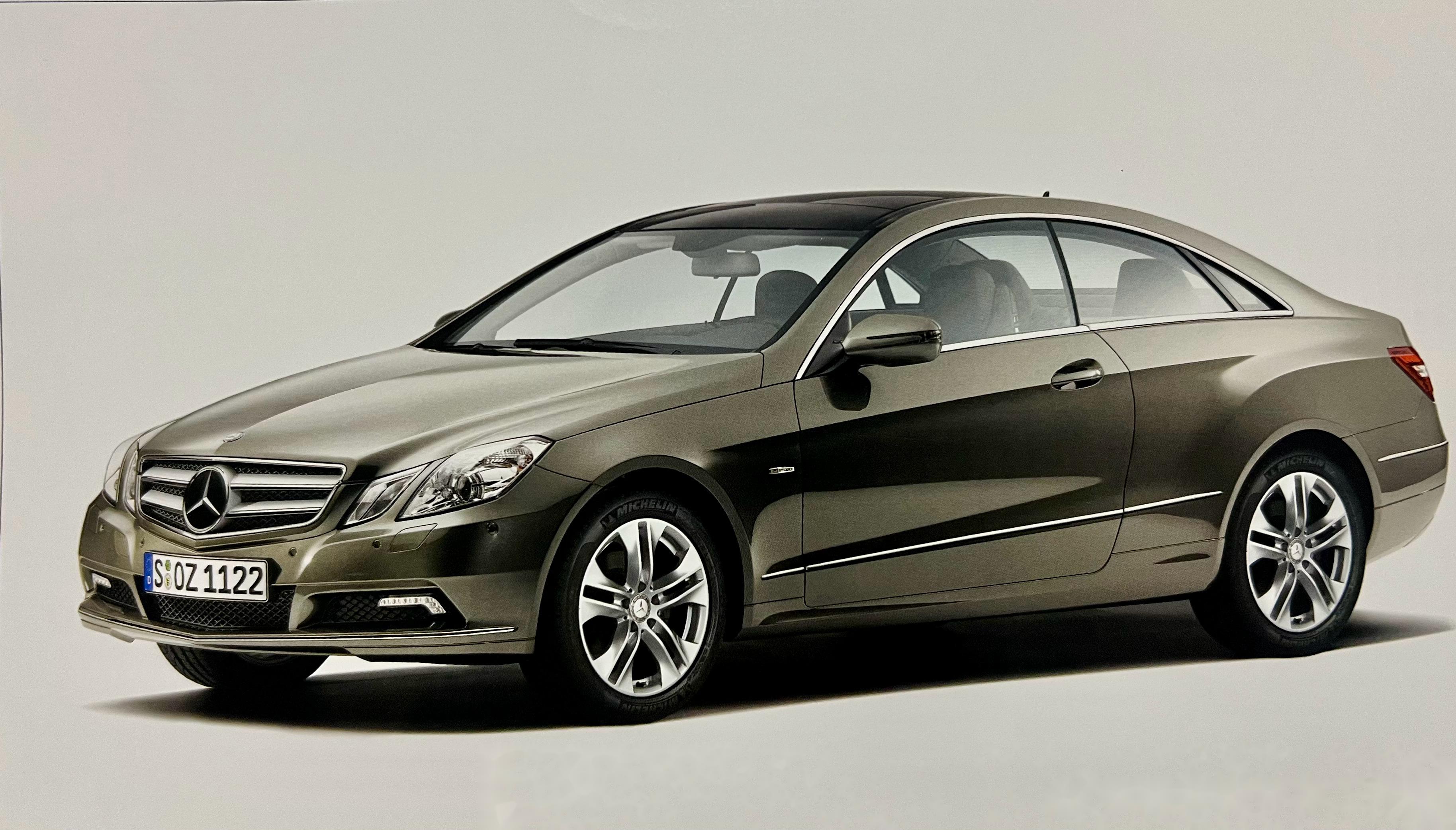 2010奔驰e260 coupe双门轿跑车,一款优雅延伸的奔驰.它的外观设计无疑