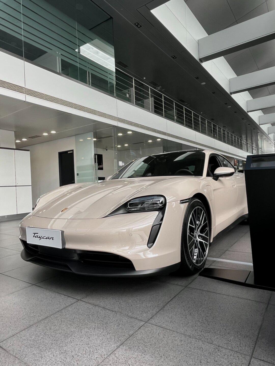 独特而感性 | 保时捷纯电跑车 taycan