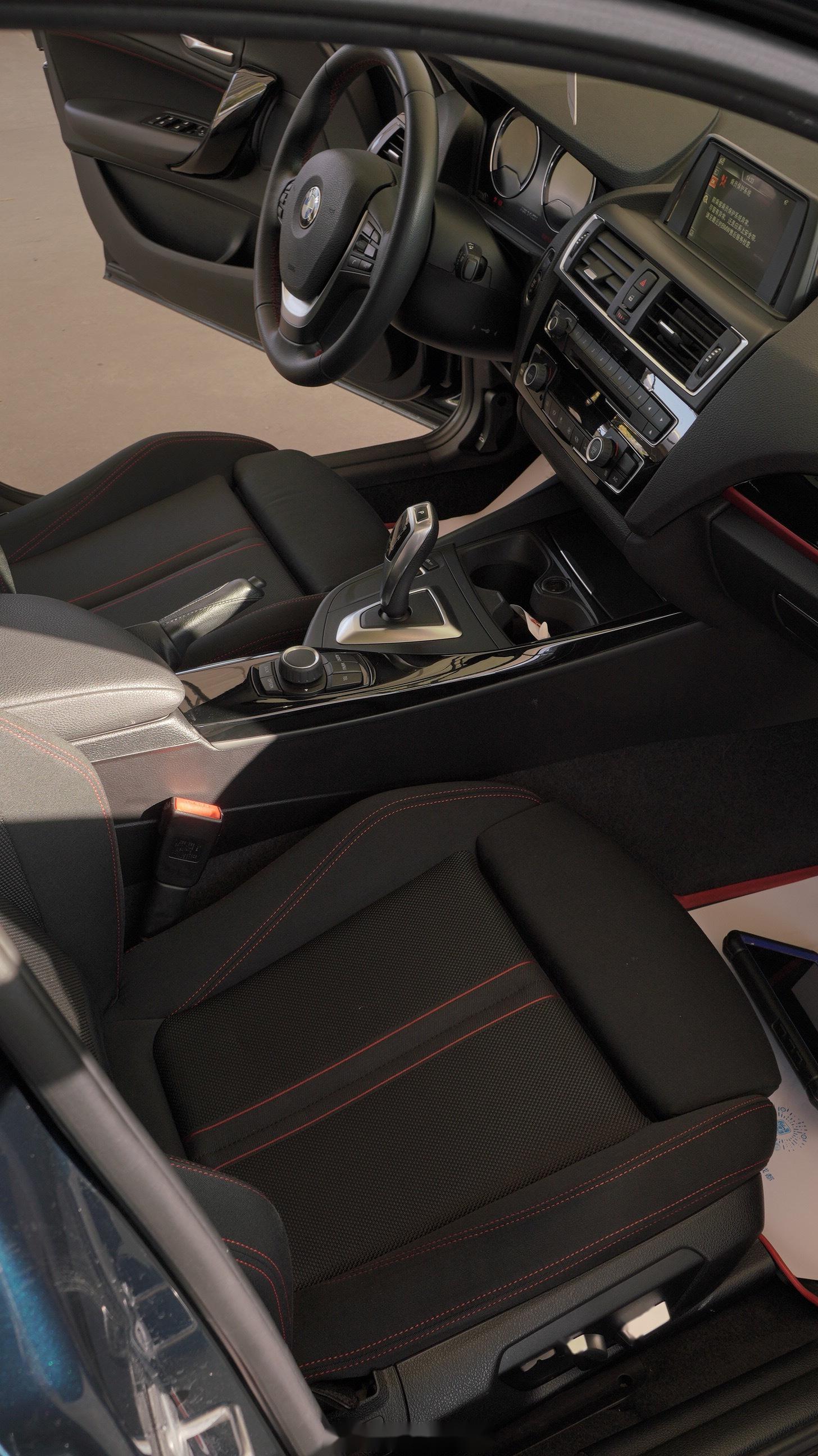 当前位置:>易车>社区>宝马1系社区>内饰超新的120i,运动设计套装.