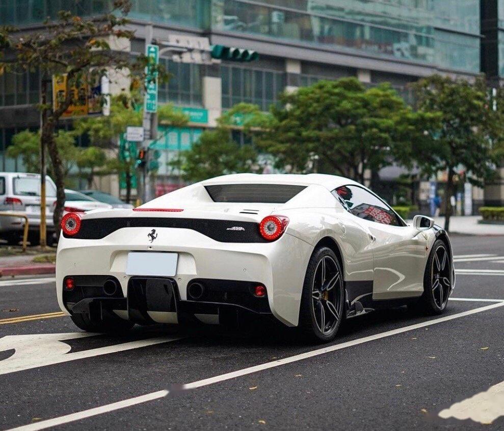 林老板的法拉利也好帅……价格就不说了,这个审美真的很绝 我无法想象
