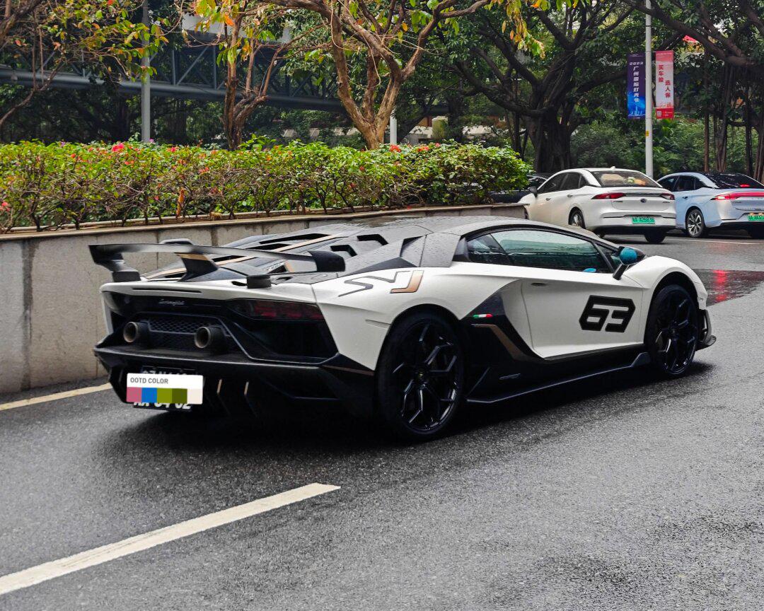 珠江新城偶遇国内唯一的兰博基尼svj63