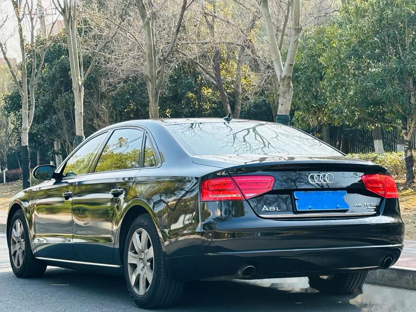 当前位置:>易车>社区>奥迪a8社区>老a8的气场真足,满满的商务气息!