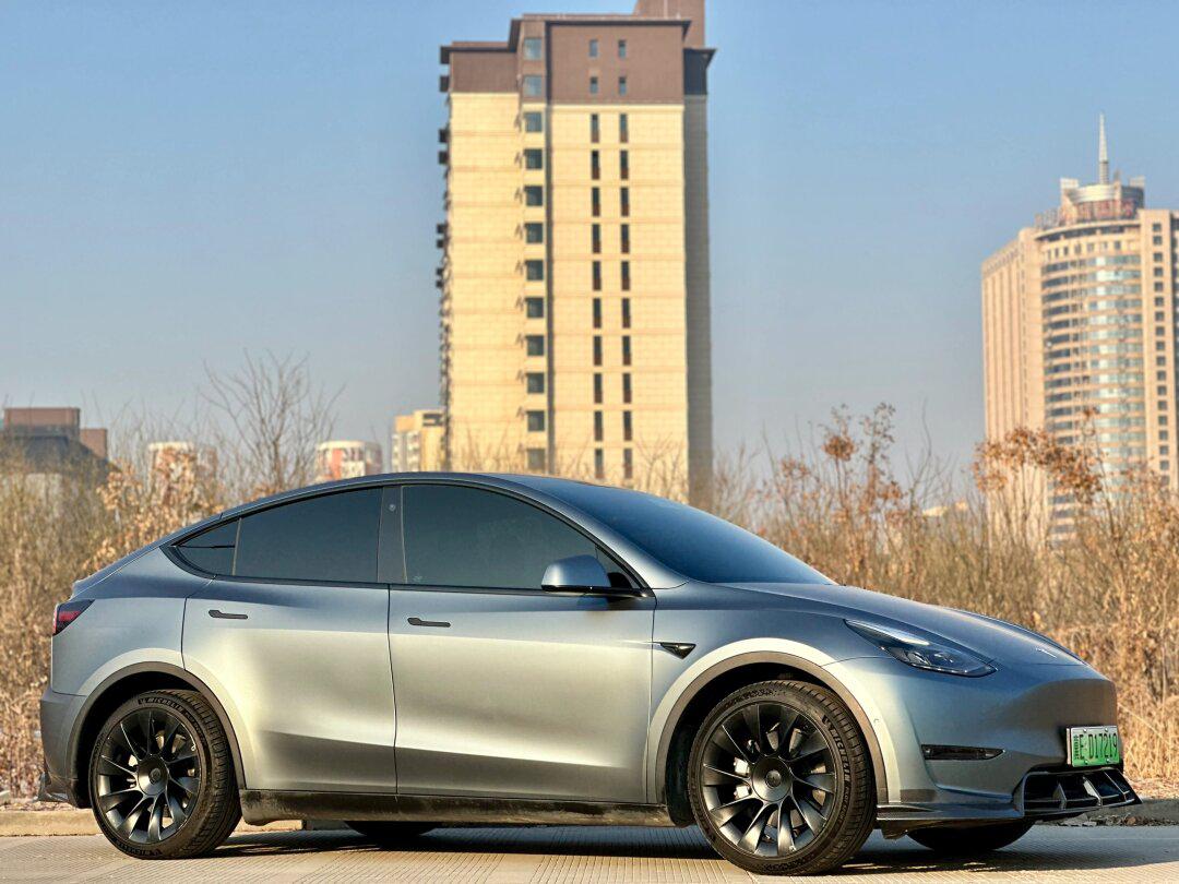 特斯拉model y,2021年12月登记,原版原漆,5.6w公里,原厂选装大轮