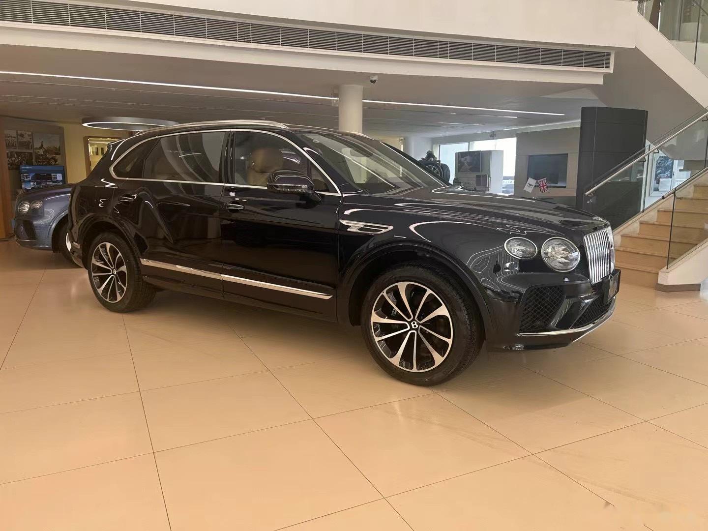 四座的添越加长版 裸车价格340万含消费税 这是优惠后的价格 第一年