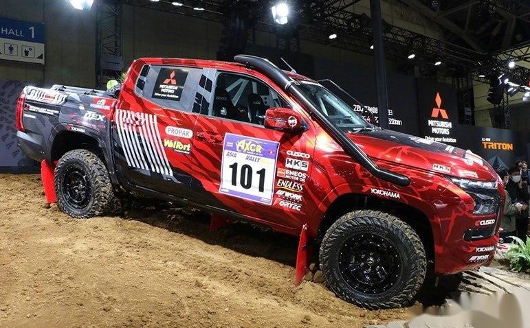 全新三菱l200三款车型亮相 日前,在2024东京改装展上,全新三菱l200三