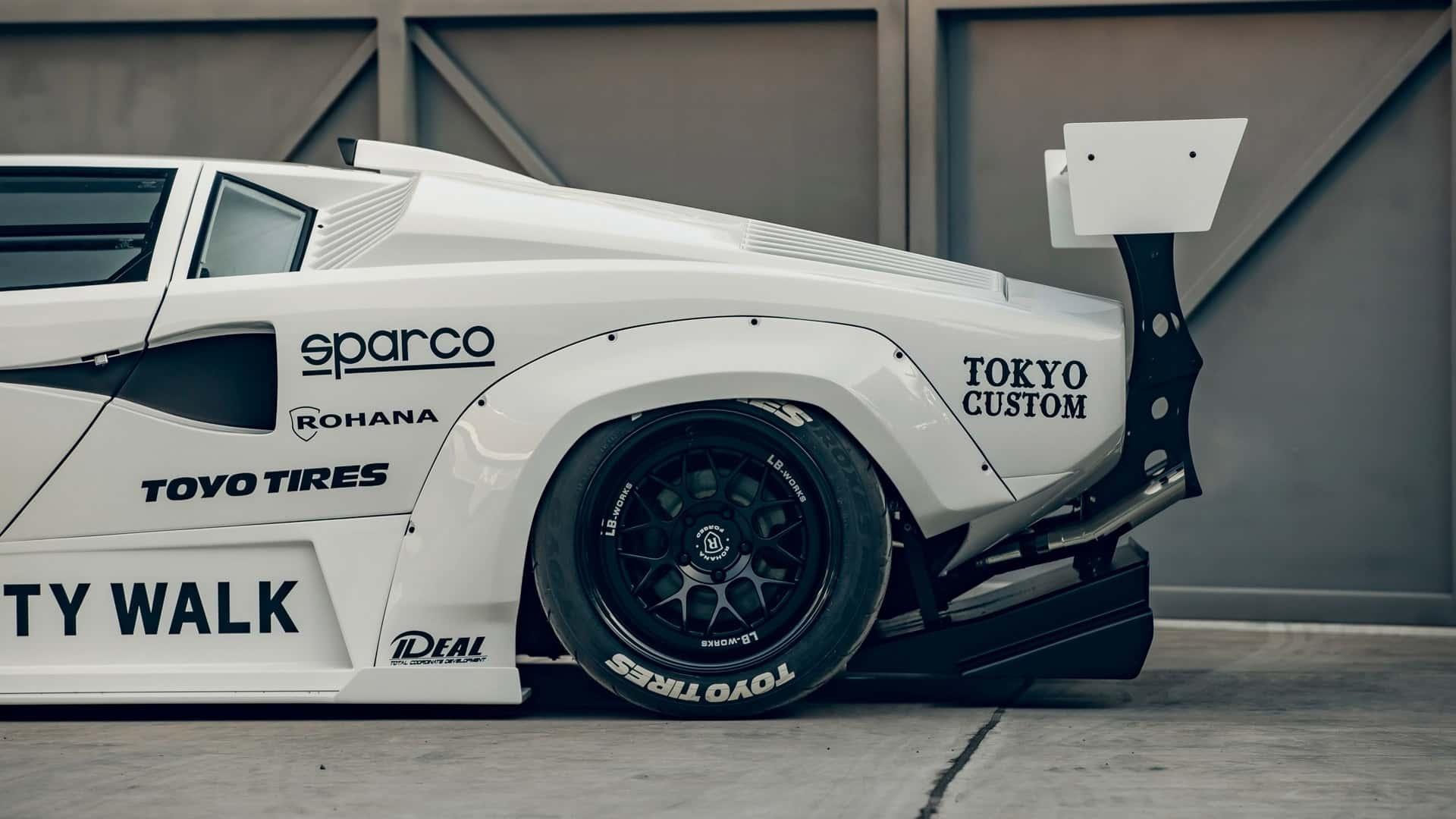 去年,日本车辆改装商liberty walk制造了一辆宽体法拉利f40,在互联网