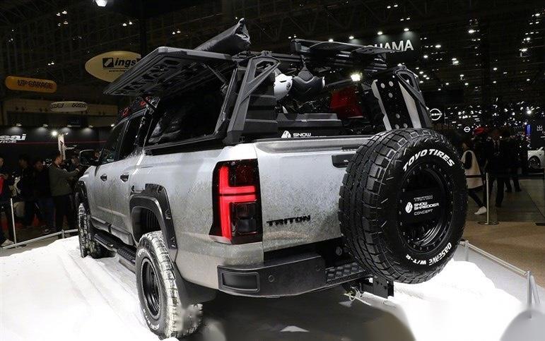 全新三菱l200三款车型亮相 日前,在2024东京改装展上,全新三菱l200三