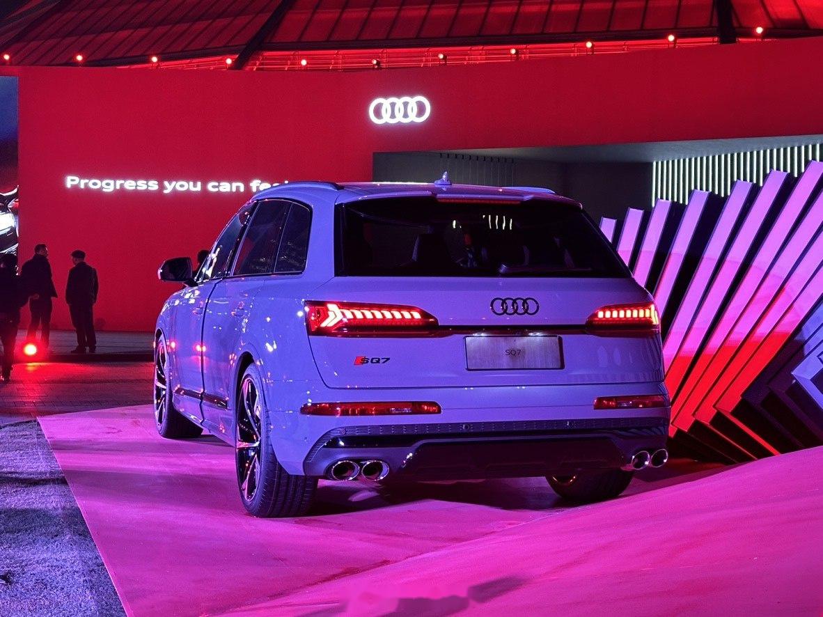 稀罕不奥迪sq7暗夜骑士版上市售价为11698万然后仅限量发售300台