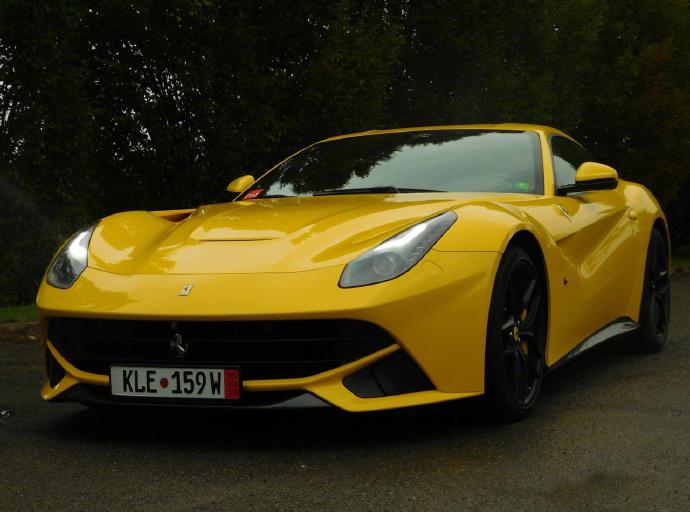 法拉利ferrari f12berlinetta,一匹骏马的黄马!