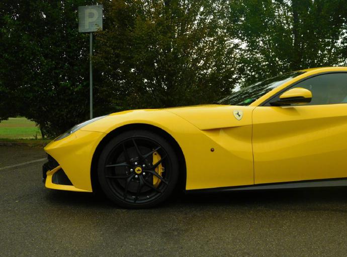 法拉利ferrari f12berlinetta,一匹骏马的黄马!