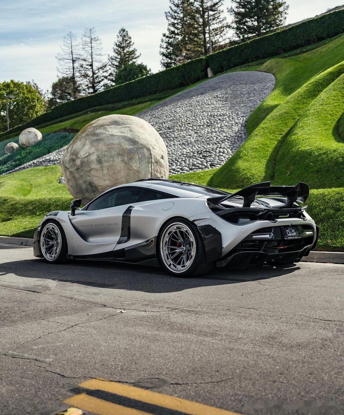 迈凯伦720s,宽体加大轮毂更加战斗.