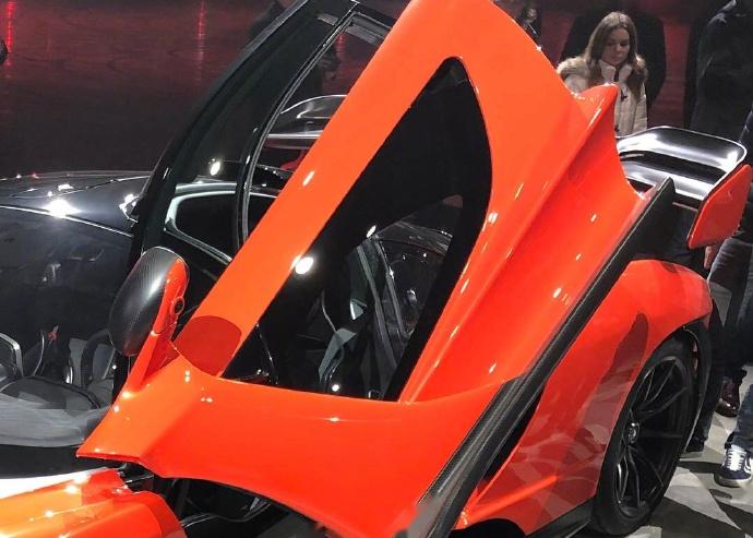 迈凯伦塞纳,这透明车门对副驾座姑娘的大腿要求很高哦!