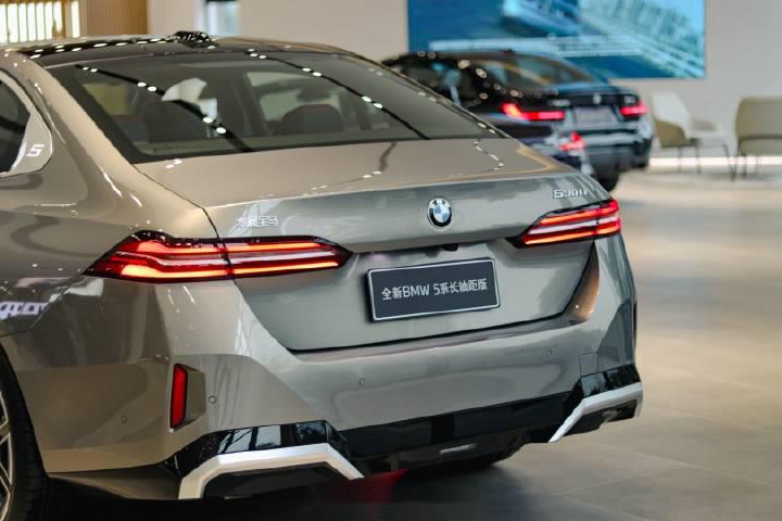开着xm来拍一下刚刚到店的全新一代宝马5系,外观好有质感,c柱的设计有