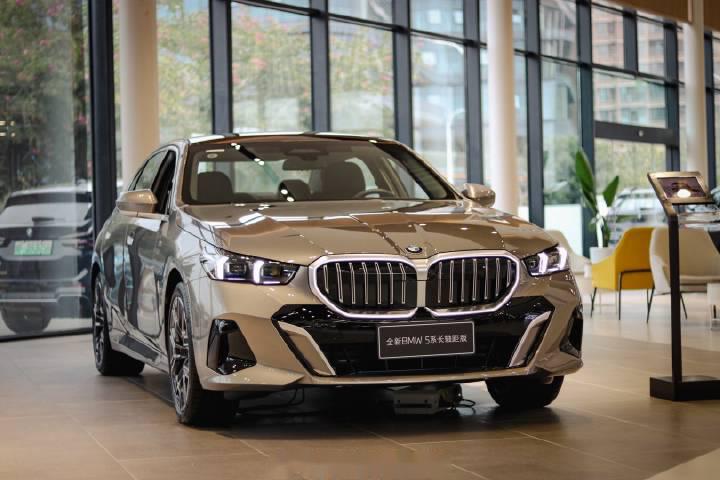 开着xm来拍一下刚刚到店的全新一代宝马5系,外观好有质感,c柱的设计有