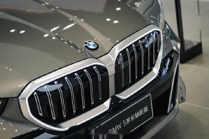 开着xm来拍一下刚刚到店的全新一代宝马5系,外观好有质感,c柱的设计有