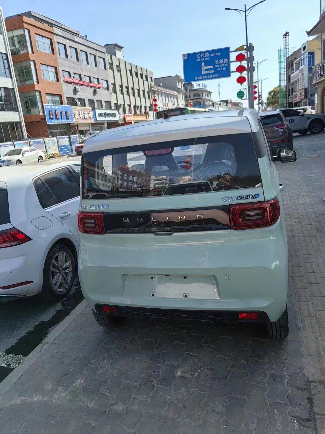 五菱宏光迷你指导价49800,优惠1.x万续航170 绿色白顶 和 粉色白顶 2