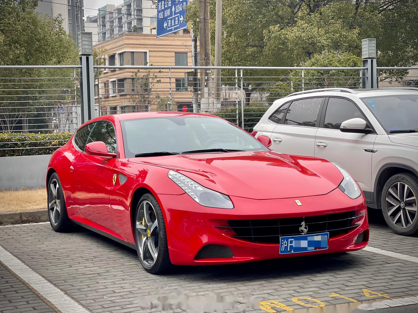 有一说一 虽说这台成色不咋地 但是车是真漂亮 双门四座 另类外观设计