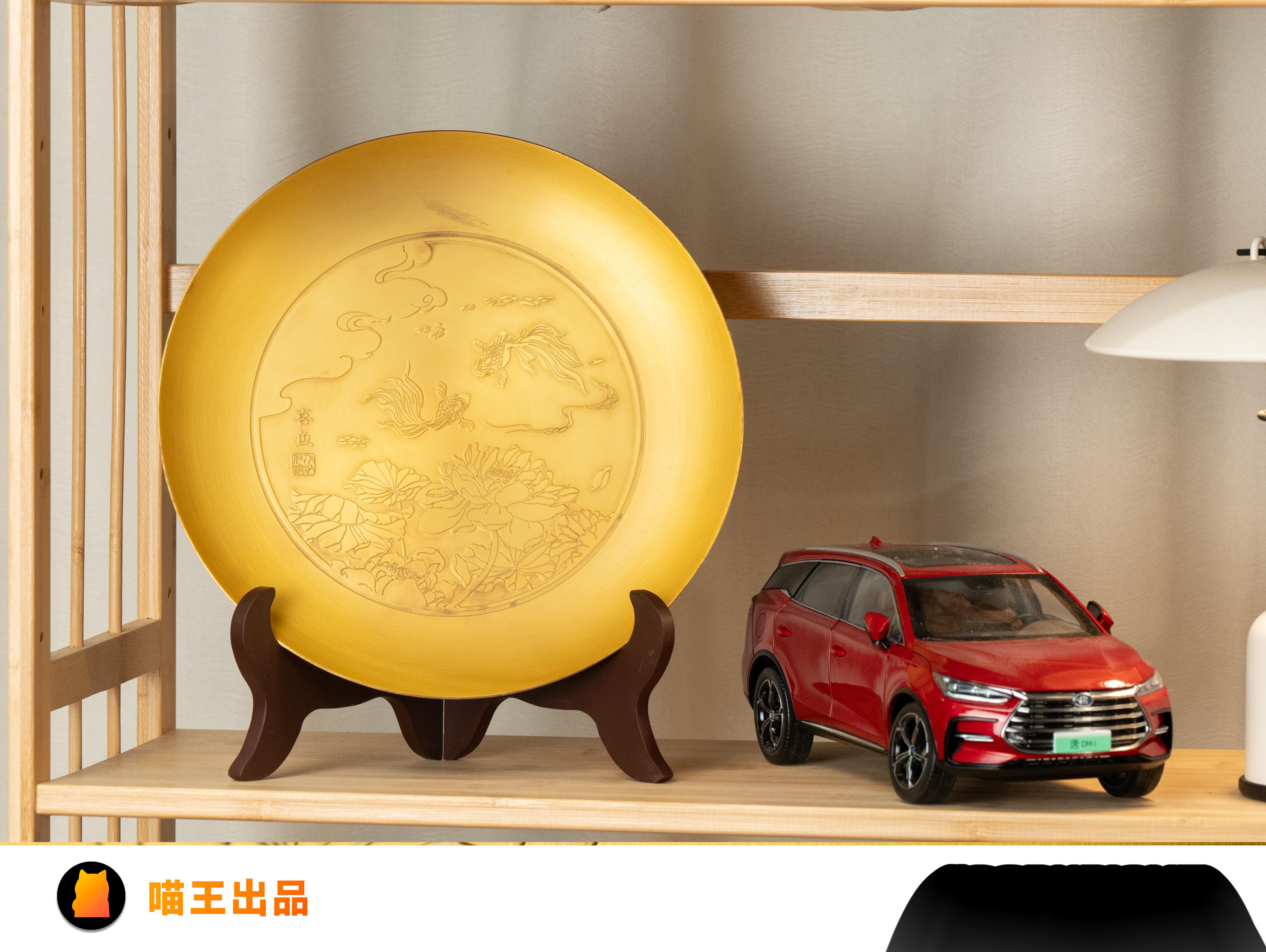 "沉甸甸"的,是非遗的朱炳仁铜盘,好精致,比亚