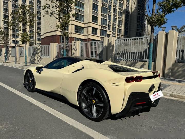 这配色真的很棒 象牙白法拉利 22年 法拉利sf90 spider 1500公里