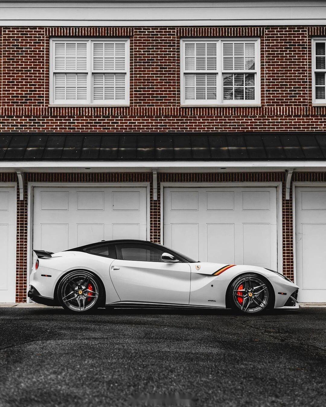 法拉利f12 外观相当漂亮,采用掀背式设计,外观攻击性相当强,车头前长