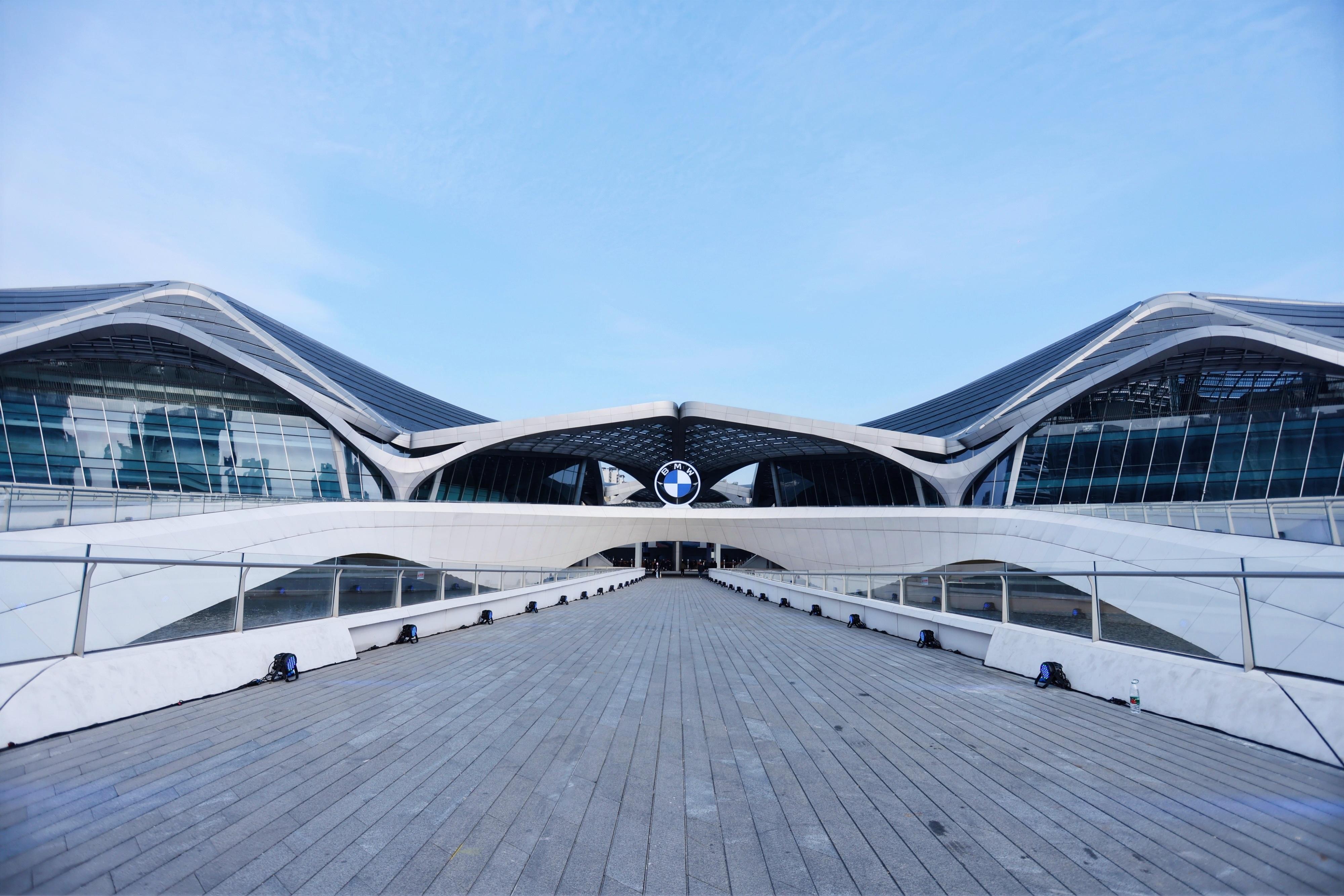 发布地点在珠海新地标-金湾艺术中心,由著名的扎哈哈迪德建筑事务所设