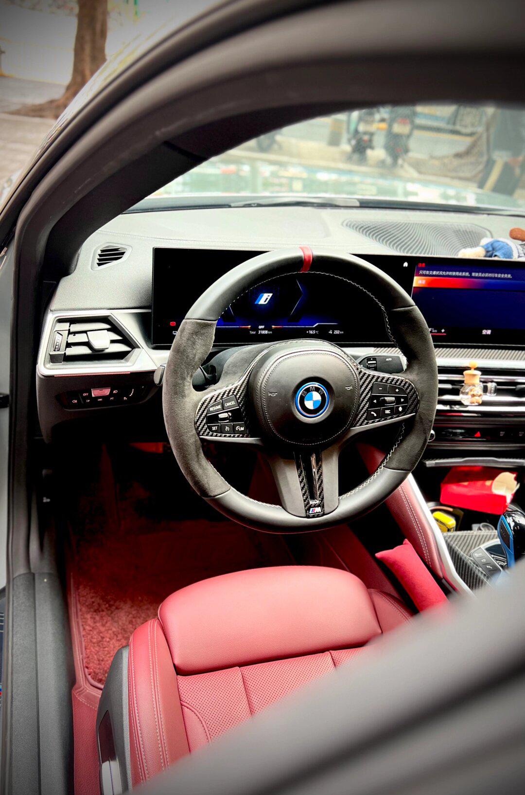 宝马i4装车粉色brembo gt6绝了