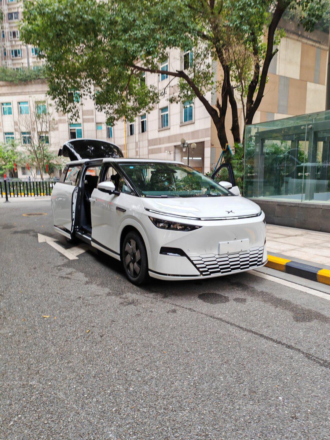 白色的小鹏x9看起来不错