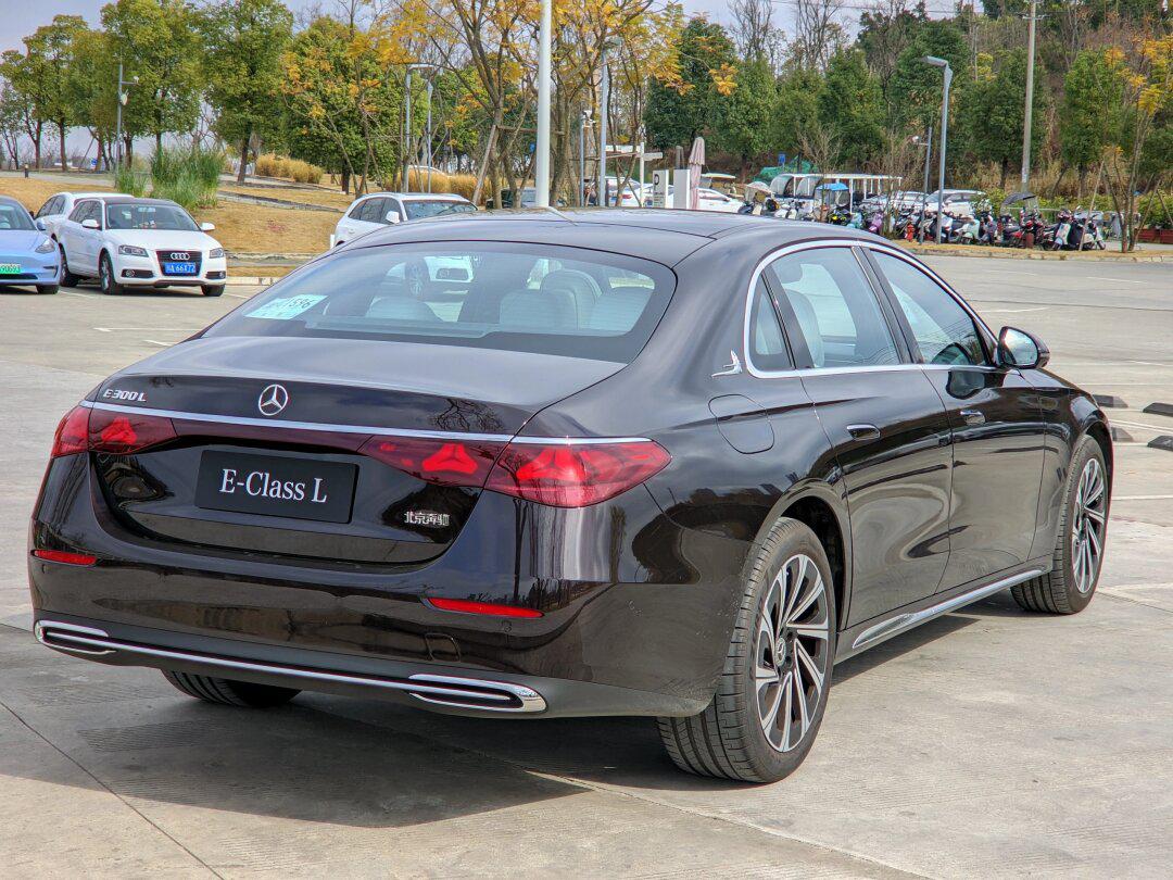 体验全新奔驰e级长轴距:优雅的60万