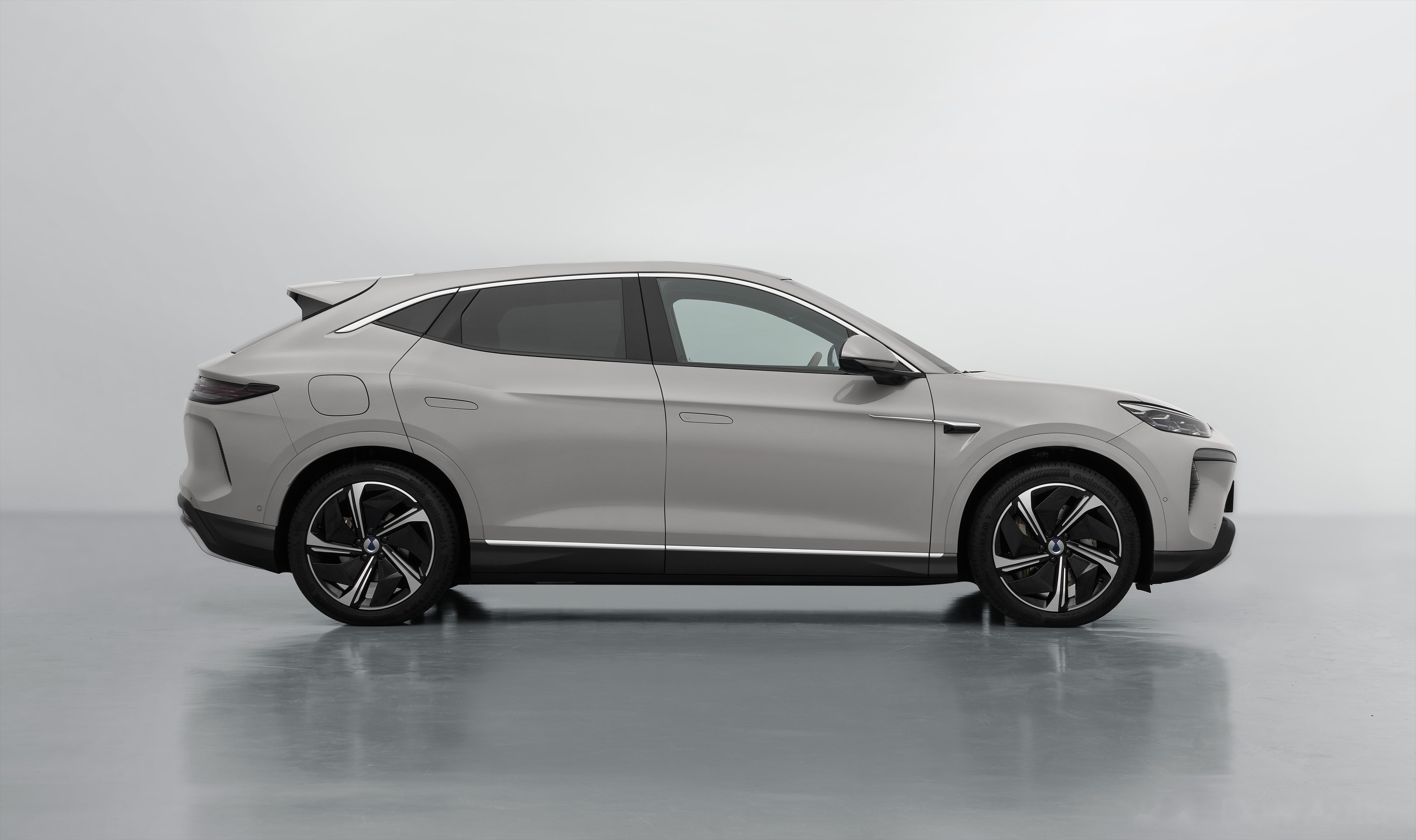 新款腾势n7外观更大气了,在猎跑的车型中腾势n7的造型可谓独树一帜