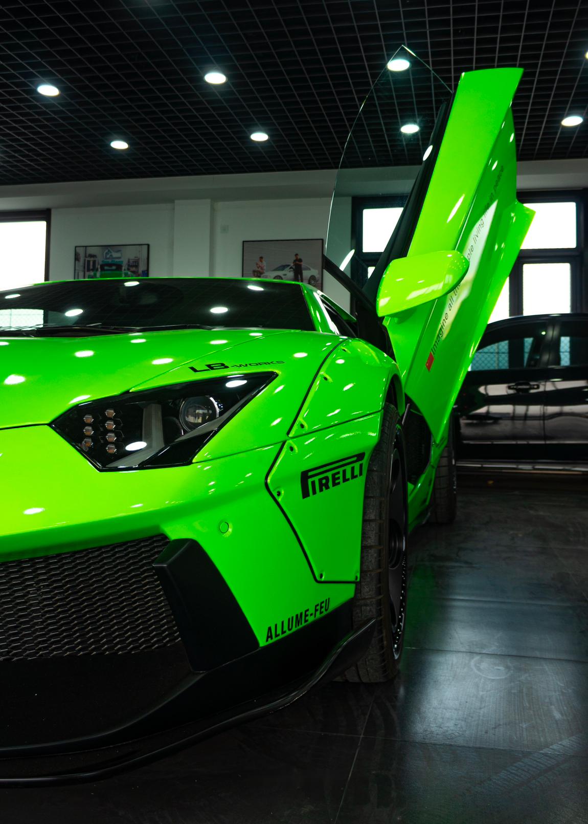 一直喜欢lbwk宽体的f82,但第一次见真正的lbwk确是 兰博基尼 avent